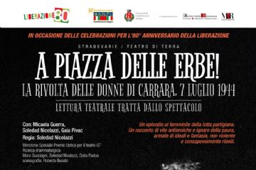Su sfondo nero si stagliano due giovani donne, una delle quali suona la fisarmonica, mentre quella accanto sembra  affiancarla nella narrazione. In alto il titolo a caratteri bianchi grandi dice il luogo A PIAZZA DELLE ERBI, quindi il sottotitolo spiega di che si tratta nello specifico: La rivolta delle donne di Carrara il 7 luglio 1944.