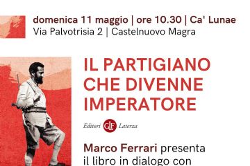 L'immagine annuncia la presentazione del libro "Il Partigiano che divenne imperatore" di Marco Ferrari.
Nella parte superiore, in caratteri rossi, si legge: "domenica 11 maggio | ore 10.30 | Ca' Lunae | Via Palvotrisia 2 | Castelnuovo Magra".
Al centro spicca il titolo del libro in grandi caratteri rossi: "Il Partigiano che divenne imperatore". Sotto il titolo, in caratteri più piccoli, si legge "Editori GF Laterza", indicando la casa editrice.
Ancora più in basso, in caratteri neri, si trova il testo: "Marco Ferrari presenta il libro in dialogo con Stefano Spinetti, assessore alla cultura del Comune di Castelnuovo Magra". Questo specifica chi sarà presente all'evento e il ruolo di Stefano Spinetti. Nella parte inferiore del volantino sono presenti diversi loghi: a sinistra il logo del "Comune di Castelnuovo Magra", al centro il logo dell'"ANPI Castelnuovo Magra" con la dicitura "80° anniversario della Resistenza", seguito dal logo "ISR" (Istituto Spezzino per la Storia della Resistenza e dell'Età Contemporanea) e infine, a destra, il logo di "AICVAS". Sullo sfondo a sinistra è presente un'immagine in bianco e nero e toni rossastri che raffigura un uomo barbuto in abiti che suggeriscono un contesto storico, forse un partigiano, che cammina su un terreno accidentato. In basso a sinistra si intravedono altre figure in ombra. 