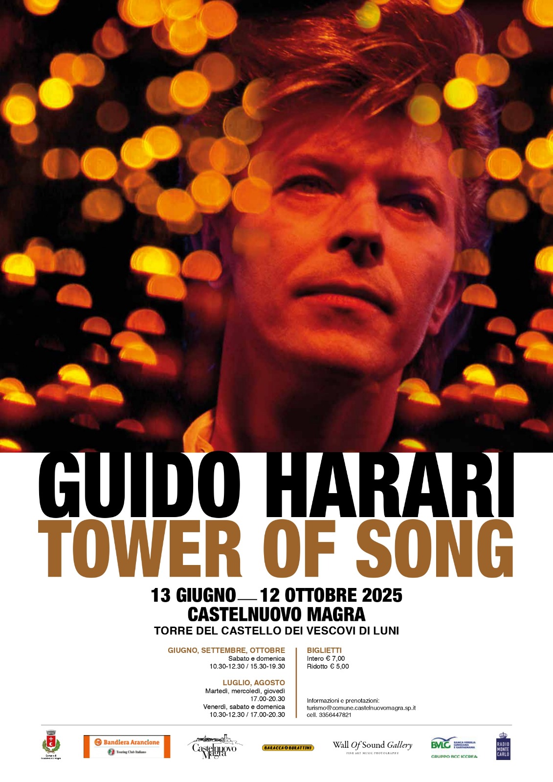 La locandina è dominata da un primo piano del volto di David Bowie, che occupa la parte superiore dell'immagine. Ha i capelli rossastri e lo sguardo diretto verso l'osservatore, con un'espressione enigmatica. Lo sfondo dietro di lui è sfocato e presenta delle luci calde e bokeh, creando un'atmosfera suggestiva. Sotto l'immagine di David Bowie, in caratteri grandi e neri, spicca la scritta "GUIDO HARARI". Subito sotto, in un colore arancione bruciato e con un carattere leggermente diverso, si legge "TOWER OF SONG".
Più in basso, in nero, sono indicate le date e il luogo dell'evento: "13 GIUGNO - 12 OTTOBRE 2025" e "CASTELNUOVO MAGRA TORRE DEL CASTELLO DEI VESCOVI DI LUNI". In una sezione successiva, divisa in due colonne, sono presenti informazioni su orari, biglietti e contatti. A sinistra, gli orari di apertura divisi per mesi (GIUGNO, SETTEMBRE, OTTOBRE e LUGLIO, AGOSTO) con indicazioni per giorni feriali e festivi. A destra, le informazioni sui biglietti ("Biglietti: Intero € 7,00, Ridotto € 5,00") e i contatti per informazioni e prenotazioni (indirizzo email e numero di telefono).
Nella parte inferiore della locandina sono presenti diversi loghi di sponsor o enti patrocinanti, tra cui "Bandiera Arancione", "Castelnuovo Magra", "Wall Of Sound Gallery" e altri
