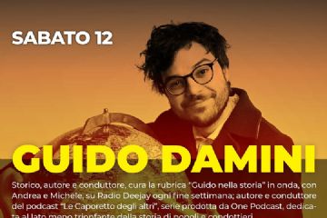 In alto, su uno sfondo grigio scuro, è presente la scritta "SABATO 12". Al centro dell'immagine, in evidenza, c'è una foto di Guido Damini, sorridente, con barba e occhiali, che indossa una maglietta scura. Dietro di lui si intravede un mappamondo. Sotto la sua foto, in grandi caratteri dorati, c'è il nome "GUIDO DAMINI". Sotto il nome, in caratteri più piccoli, viene fornita una descrizione del lavoro che svolge: è uno storico, autore e conduttore. Si menziona la sua rubrica "Guido nella storia" su Radio Deejay e il podcast "Le Caporetto degli altri". Viene anche indicato che dal 2023 è autore e conduttore di "Cenni storici per fare lo splendido", descritto come una satira sulla storia contemporanea, e che è anche autore e monologhista di spettacoli teatrali.  
Più in basso, una linea dorata separa le informazioni su Damini dal resto della locandina dove sono indicate tutte le tre date della Sagra della Radio, all’interno della quale si svolge anche lo spettacolo di Damini: 11/12/13 LUGLIO", sono ben visibili in grandi caratteri bianchi su sfondo scuro. Sotto le date, sono specificati il luogo: "Area Verde Centro Sociale di Castelnuovo Magra " e l'indirizzo: "VIA CARBONARA, 32, 19033 - COLOMBIERA-MOLICCIARA - CASTELNUOVO MAGRA (SP)". Infine, in basso, è indicato: "Per mangiare si può prenotare al   338 9813355" e sono presenti i loghi social di "radiorogna" e "radiorogna_official".