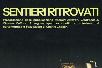 La locandina è un poster promozionale con un'atmosfera notturna e cinematografica, che annuncia l'incontro per presentare la pubblicazione "Sentieri ritrovati. Trent'anni di Cinema Cultura." 
•Data e Ora: SABATO 20.12.2025 H. 18.00. Luogo: SALA CONVEGNI DEL CENTRO SOCIALE DI MOLICCIARA CASTELNUOVO MAGRA
•Organizzazione: "A CURA DI VERTIGO APS IN COLLABORAZIONE CON IL COMUNE DI CASTELNUOVO MAGRA"
Le informazioni principali sono scritte in caratteri giallo chiaro/oro su uno sfondo nero o molto scuro (blu notte/verde scuro), creando un forte contrasto:
. La scena è molto scura, illuminata solo da due forti fonti di luce. Una fonte di luce proviene da una lampada o una luce puntata su una persona seduta che suona un pianoforte (o uno strumento a tastiera) al buio, richiamando l'epoca del cinema muto e l'accompagnamento musicale dal vivo. L'altra, più grande, fonte di luce è lo schermo di proiezione visibile sulla destra sul quale, si legge in caratteri grandi e in stile d'epoca il titolo: "EASY STREET" con un piccolo sottotitolo sopra che recita "CHAPTER SIX" e il nome "Charlie" (Chaplin).
 L'atmosfera è calda e retrò, data dalle tonalità scure e dalle luci intense che creano riflessi e un forte senso di messa a fuoco sui momenti chiave dell'evento (musica e film).
