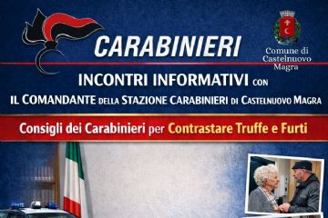 La locandina ha un impostazione istituzionale su uno sfondo blu scuro sfumato, incorniciato da fasce tricolori che richiamano la bandiera italiana. Gli elementi principali includono:
•Intestazione: Il logo e la scritta "CARABINIERI" in risalto, affiancati dallo stemma del Comune di Castelnuovo Magra.
•Immagini: Foto esplicative che ritraggono un'auto di pattuglia, un anziano a colloquio con un operatore e un malintenzionato che tenta un'effrazione.
•Contenuti: Titoli chiari che annunciano incontri informativi su truffe e furti tenuti dal Comandante della Stazione locale.
•Dettagli pratici: Tre date (11, 18 e 25 marzo 2026) alle ore 18:00 presso la Sala "Vanda Bianchi" del Centro sociale di Castelnuovo Magra
•Slogan: In rosso spicca l'invito all'azione: "PARTECIPA, INFORMATI, PROTEGGITI!".


