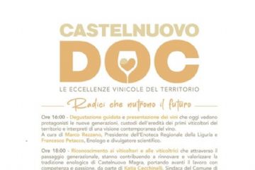  La locandina annuncia l'evento "Castelnuovo DOC - Le eccellenze vinicole del territorio", una giornata dedicata alla valorizzazione della tradizione enologica locale e al passaggio generazionale nel settore agricolo.
Informazioni Principali
•	Titolo: Castelnuovo DOC
•	Sottotitolo/Tema: "Radici che nutrono il futuro"
•	Data: Venerdì 6 marzo 2026
•	Luogo: Centro Sociale di Castelnuovo Magra, Sala Convegni "Vanda Bianchi"
Programma dell'Evento:
1.	Ore 16:00 – Degustazione e Presentazione: Un focus sui vini prodotti dalle nuove generazioni di viticoltori. L'incontro è curato da Marco Rezzano (Presidente Enoteca Regionale della Liguria) e Francesco Petacco (enologo).
2.	Ore 18:00 – Riconoscimento ufficiale: Premiazione dei viticoltori e delle viticoltrici del territorio. Intervengono Katia Cecchinelli (Sindaca di Castelnuovo Magra) e Alessandro Piana (Assessore Regionale all'Agricoltura).
3.	Ore 18:30 – Banco d'assaggio: Degustazione libera dei vini di Castelnuovo Magra accompagnata da un piccolo aperitivo aperto al pubblico.
Nota: Il servizio sarà curato dai Sommelier Junior dell'Istituto Alberghiero "G. Casini" della Spezia.
Caratteristiche Grafiche
•	La locandina utilizza una palette di colori caldi e terrosi (oro, beige e marrone), che richiamano il mondo del vino e della terra.
•	 Spicca al centro la scritta "DOC" dove la lettera "O" contiene il profilo di un calice di vino con un piccolo cuore all'interno.
•	Enti Promotori: In basso sono presenti i loghi del Comune di Castelnuovo Magra e dell'Enoteca Regionale della Liguria.

