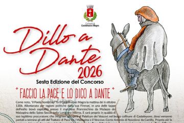 Sulla destra campeggia un disegno dal tratto artistico che raffigura Dante Alighieri di spalle, a cavallo di un mulo. Dante indossa il tipico lucco (la veste rossa) e il cappuccio accademico, mentre procede lentamente, suggerendo l'idea del viaggio e dell'esilio che lo portò in Lunigiana. Lo sfondo è color pergamena antica, su cui è sovrapposta in trasparenza una mappa storica del territorio (si leggono i nomi "Castronovo", "Luni", "Ligustico Mare"), che rafforza il legame tra il Poeta e il borgo di Castelnuovo Magra. Il titolo "Dillo a Dante 2026" è scritto in un carattere corsivo rosso molto dinamico e ampio, che sembra quasi una firma autografa.

