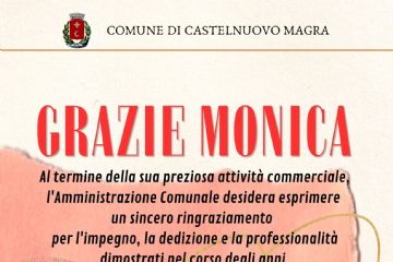 La locandina è un invito istituzionale del Comune per un evento di saluto in onore di Monica Morachioli, che conclude la sua attività commerciale, punto di riferimento per la comunità nel corso di tanti anni.
Data e Ora: Giovedì 16 aprile 2026 alle ore 16:15. Luogo: Biblioteca Civica "Michele Ferrari", in via della Pace a Molicciara.
Il design è colorato e moderno, caratterizzato da fasce di colore (rosa, blu e giallo) con texture che ricordano la carta strappata e decorazioni che richiamano chicchi di riso o petali.  Il titolo "GRAZIE MONICA" risalta in rosso nella parte superiore.
L'invito si conclude con l'esortazione calorosa: "Salutiamola insieme".
