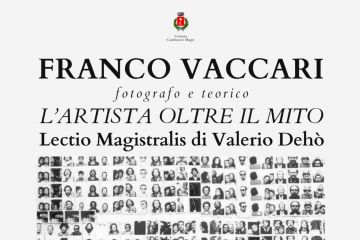 Il design è pulito ed elegante. La locandina usa uno stile minimalista e accademico. La scelta del bianco e nero per l'opera centrale, unita a un font classico, comunica l'importanza storica e intellettuale dell'autore celebrato. In alto al centro compare lo stemma del Comune di Castelnuovo Magra. Quindi sotto, sempre centrale, il nome FRANCO VACCARI è scritto in caratteri maiuscoli grandi e neri. Il sottotitolo: "fotografo e teorico", in corsivo minuscolo. Il titolo dell'evento: "L'ARTISTA OLTRE IL MITO" in corsivo maiuscolo, che dà un tono solenne e analitico all'incontro. Viene annunciata una Lectio Magistralis di Valerio Dehò.
Il cuore della locandina è occupato da una fotografia in bianco e nero molto densa. Si tratta di un celebre lavoro di Franco Vaccari (probabilmente legato alle sue "Esposizioni in tempo reale"): raffigura una parete ricoperta da centinaia di fototessere di persone diverse. Le foto sono disposte in modo quasi geometrico, creando un mosaico di volti che sottolinea il concetto di partecipazione e la natura concettuale dell'opera di Vaccari. 
Le informazioni di servizio sono collocate in basso, ben distanziate per una lettura rapida:
Data e Ora: Giovedì 7 Maggio 2026 ore 18:00.
Accesso (a sinistra): "Ingresso libero fino a esaurimento posti".
Luogo (a destra): * Sala conferenze Vanda Bianchi” del Centro Sociale Castelnuovo Magra in Via Carbonara 32 (SP)


