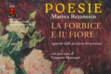Lo sfondo  è caratterizzato da un dipinto ad olio dai toni caldi (rosso bruno, verde scuro, crema) che raffigura dei fiori, probabilmente rose. Su di esso sono  riportati dettagli principali dell’iniziativa:
•Titolo dell'opera: LA FORBICE E IL FIORE (sguardi dalla periferia del presente)
•Autrice: Marina Rezzonico
•Data e Ora: Venerdì 8 maggio alle ore 17:30 -Luogo: Biblioteca civica "Michele Ferrari", Molicciara (Castelnuovo Magra)
Partecipanti e Collaborazioni
•Dialogo con: L'autrice dialogherà con Stefano Spinetti.
•Contributi: Il libro contiene una nota di Vincenzo Montuori.
•Editore: Book Editore (collana Poesia).
A cura del Comune di Castelnuovo Magra - Assessorato alla cultura nell'ambito della rassegna "paroleinComune" 2026.
L'Ingresso: Libero e gratuito
