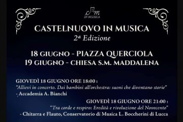 La locandina promuove la seconda edizione di "Castelnuovo in Musica che si terrà il 18 e 19 giugno 2026 a Castelnuovo Magra. Il manifesto ha un'atmosfera suggestiva e notturna. Lo sfondo sfuma dal blu scuro al nero, dominato al centro da una grande luna piena che illumina le antiche torri del borgo storico (il Castello dei Vescovi di Luni). Il testo è in bianco con eleganti dettagli classici agli angoli superiori. Il programma prevede tre appuntamenti: il 18 giugno alle ore 18:00, in Piazza Querciola il Concerto degli allievi dell'Accademia A. Bianchi; alle ore 21:00, sempre in Piazza Querciola, il Duo flauto e chitarra del Conservatorio "L. Boccherini" di Lucca. Il 19 giugno alle ore 21:00, nella Chiesa S.M. Maddalena, l'Ensemble di fisarmoniche del Conservatorio "G. Puccini" della Spezia L'ingresso è a offerta libera a sostegno della Bottega di Comunità. In basso sono riportati i loghi istituzionali, della Pro Loco e dei partner musicali, insieme ai contatti utili.