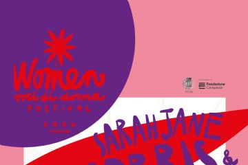 L'immagine mostra la locandina dell'evento musicale "Forever Young", inserito all'interno della 9ª edizione del festival "Women – voci di donna FESTIVAL 2026". La grafica è caratterizzata da uno sfondo rosa acceso con dettagli in rosso, viola e bianco. Al centro spicca una fotografia dei protagonisti: la cantante Sarah Jane Morris insieme ai quattro musicisti del Solis String Quartet, tutti elegantemente vestiti in abiti scuri e con i propri strumenti ad arco (violini e violoncello). Nella parte inferiore della locandina sono riportati i dettagli principali dell'appuntamento: 2 Agosto, ore 21.30 nella Piazza Querciola di Castelnuovo Magra.
In alto sono presenti i loghi del Comune di Castelnuovo Magra e della Fondazione Carispezia. In basso si trovano le informazioni di contatto (telefono 0187 648366), i circuiti di prevendita (Vivaticket e TicketOne) e il sito web dell'organizzazione (www.ad-eventi.it).