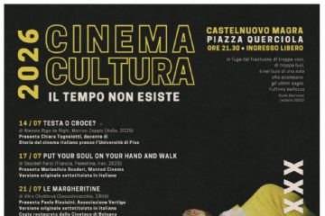 Lo sfondo è scuro, quasi nero con una leggera trama ruvida. Il titolo principale "CINEMA CULTURA" risalta in grandi lettere gialle sagomate in alto a sinistra. Sul lato destro campeggia un'immagine fotografica artistica con un effetto di esposizione multipla/movimento, che mostra i volti e le braccia sovrapposte di una ragazza con un vestito giallo. Una nota a piè di pagina specifica che si tratta di un'immagine di Giulia Maenza sul set di "Orfeo" di Virgilio Villoresi. In alto a destra sono indicati il luogo (Castelnuovo Magra, Piazza Querciola), l'orario (ore 21.30) e la dicitura "INGRESSO LIBERO". Subito sotto sono riportati alcuni versi del poeta Paolo Bertolani (estate 2003). Sul lato sinistro è riportato l'elenco cronologico dettagliato delle proiezioni e degli incontri, che si svolgeranno dal 14 luglio al 7 agosto, completo di titoli dei film, registi, nazionalità, anni di produzione e nomi dei presentatori. Mentre, in basso a sinistra viene segnalato che tutte le visioni sono riservate ai maggiori di anni 14 e viene indicato il luogo alternativo al coperto in caso di maltempo, Sala conferenze Vanda Bianchi. Infine, in basso a destra compaiono i loghi degli organizzatori e sponsor: Associazione Vertigo, Comune di Castelnuovo Magra e Iren, quale sponsor principale.
