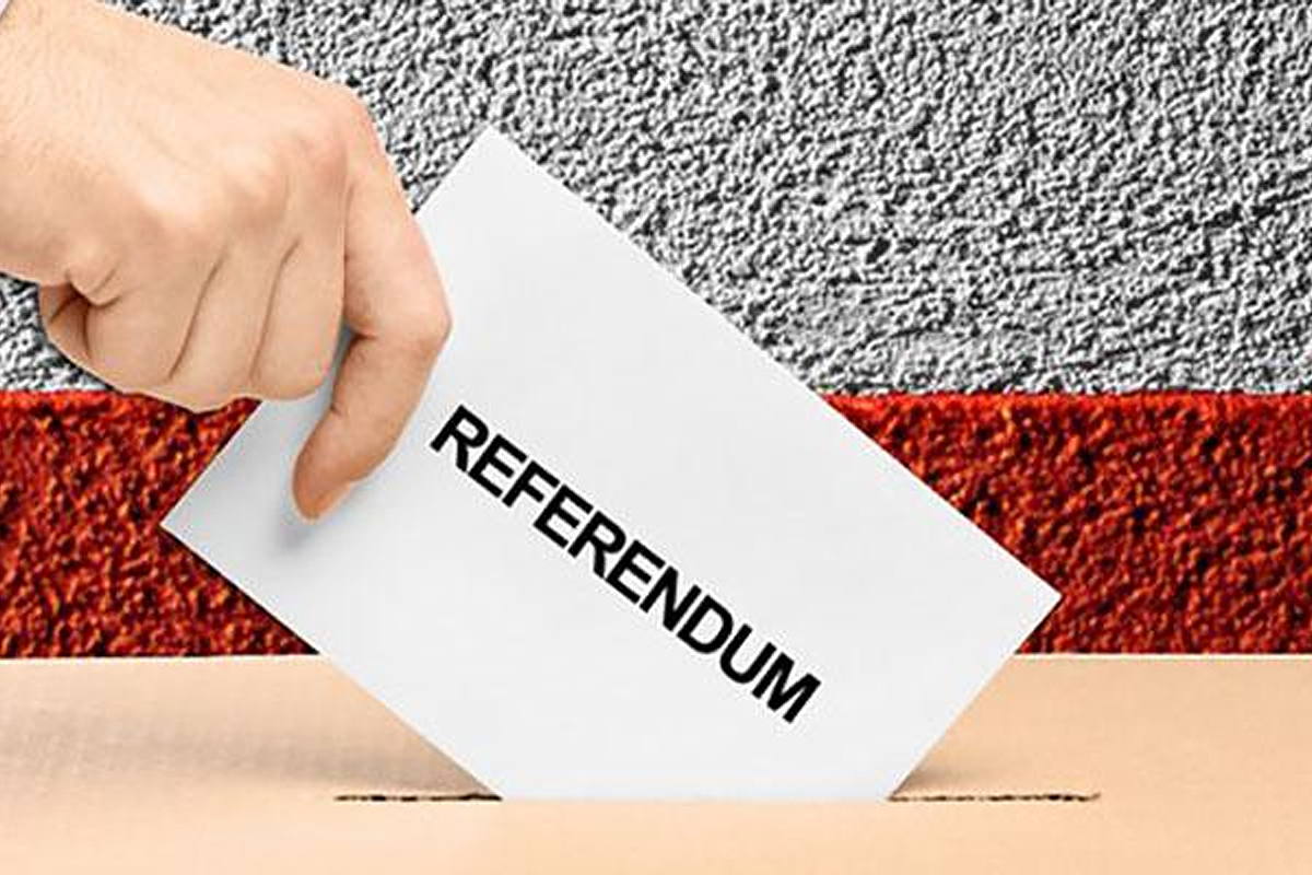 Immagine su sfondo con tre colori con cartolina riportante la parola Referendum  