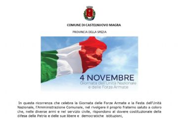 Locandina del Comune di Castelnuovo Magra per la celebrazione del 4 Novembre – Giornata dell’Unità Nazionale e delle Forze Armate.
In alto compare lo stemma del Comune. Al centro è visibile una grande bandiera italiana che sventola nel cielo azzurro.
Sotto, il testo ricorda l’importanza della ricorrenza e il messaggio della Sindaca Katia Cecchinelli, che riafferma l’impegno per la promozione di una cultura di pace e solidarietà.
In fondo, è riportato il programma delle cerimonie: deposizione di corone ai cippi commemorativi alle ore 9.00 e partecipazione alla cerimonia in Piazza Verdi alla Spezia alle ore 11.30.