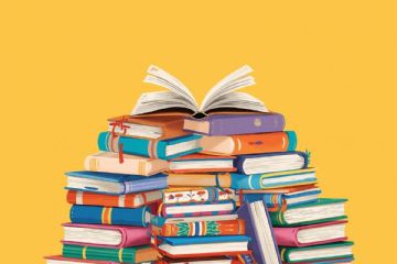 L'immagine mostra una grande pila di libri colorati ammassati al centro su uno sfondo giallo brillante e uniforme.