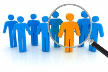 L'immagine su sfondo bianco con omini stilizzati di colore blu e uno giallo