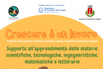 due bambini su un libro grande verde una bambina è sdraiata e un bambino è seduto entrambi con un libro in mano