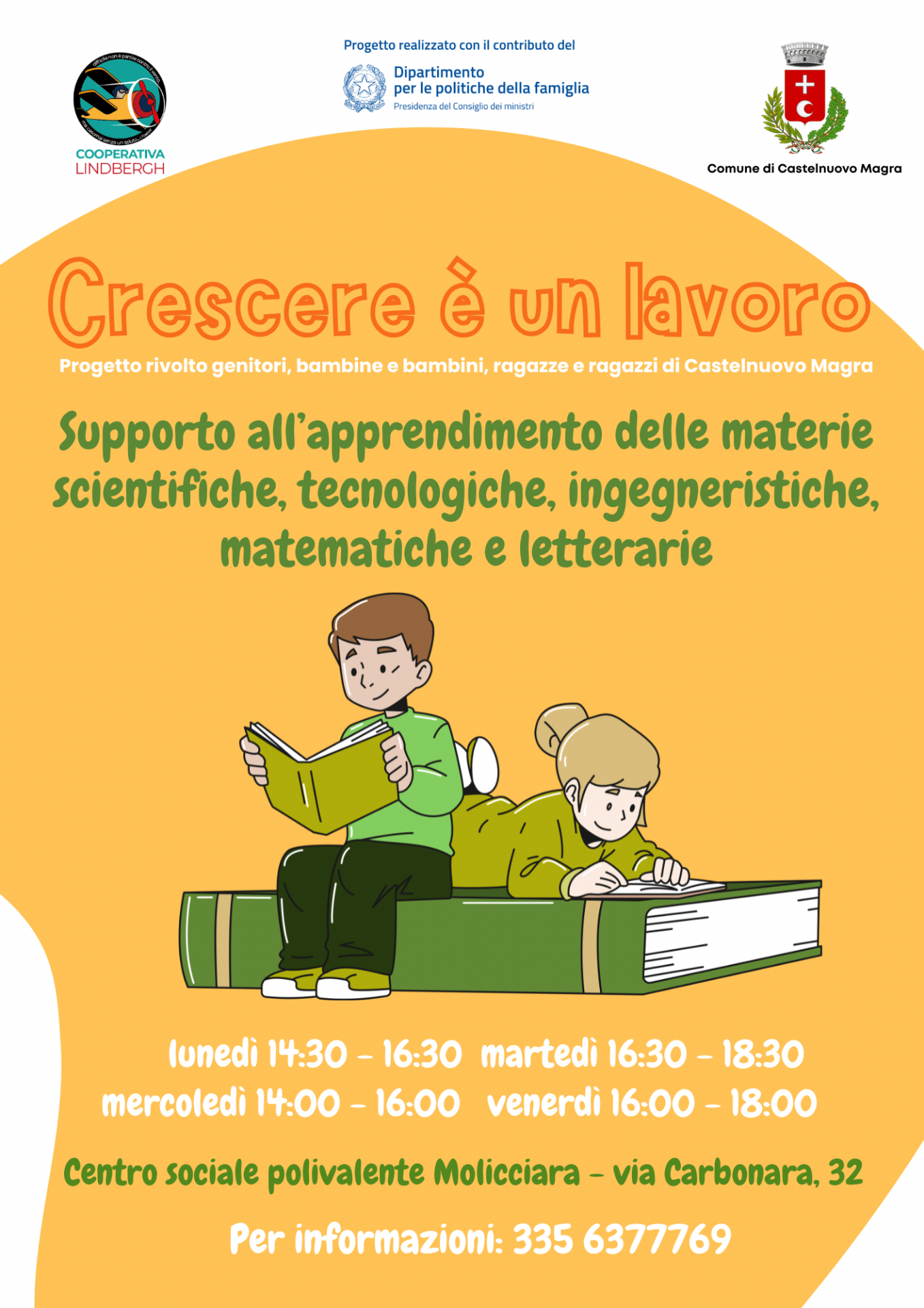 due bambini su un libro grande verde una bambina è sdraiata e un bambino è seduto entrambi con un libro in mano