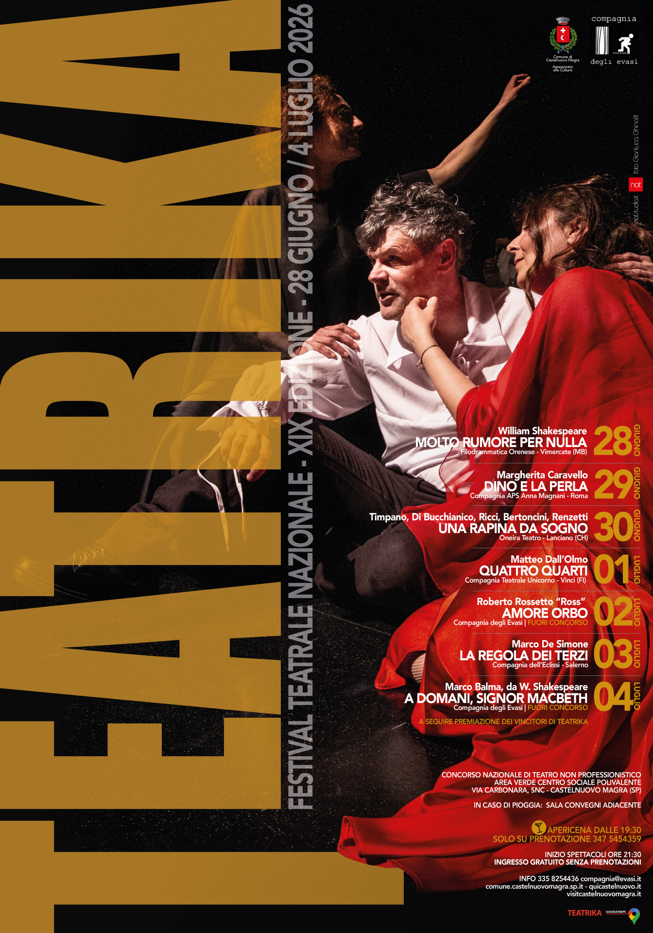 Sulla sinistra, una grande scritta verticale riporta la parola "TEATRIKA" in lettere dorate/senape Al centro: una fotografia di scena teatrale che mostra tre attori sul palco (un uomo in camicia bianca e pantaloni scuri, una donna in primo piano avvolta in un drappo rosso e una figura sullo sfondo). Quindi, sulla destra sono elencati i 7 spettacoli in cartellone con le relative date (dal 28 giugno al 4 luglio), i titoli delle opere e le compagnie teatrali di provenienza. In basso sono riportati i dettagli logistici (ingresso gratuito, inizio spettacoli ore 21:30, opzione apericena su prenotazione dalle 19:30, e i contatti utili). In alto compaiono i loghi del Comune di Castelnuovo Magra e della Compagnia degli Evasi
