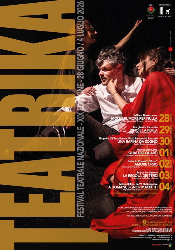 Sulla sinistra, una grande scritta verticale riporta la parola "TEATRIKA" in lettere dorate/senape Al centro: una fotografia di scena teatrale che mostra tre attori sul palco (un uomo in camicia bianca e pantaloni scuri, una donna in primo piano avvolta in un drappo rosso e una figura sullo sfondo). Quindi, sulla destra sono elencati i 7 spettacoli in cartellone con le relative date (dal 28 giugno al 4 luglio), i titoli delle opere e le compagnie teatrali di provenienza. In basso sono riportati i dettagli logistici (ingresso gratuito, inizio spettacoli ore 21:30, opzione apericena su prenotazione dalle 19:30, e i contatti utili). In alto compaiono i loghi del Comune di Castelnuovo Magra e della Compagnia degli Evasi
