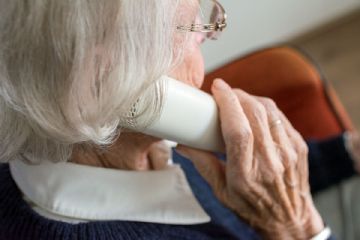 un anziana al telefono